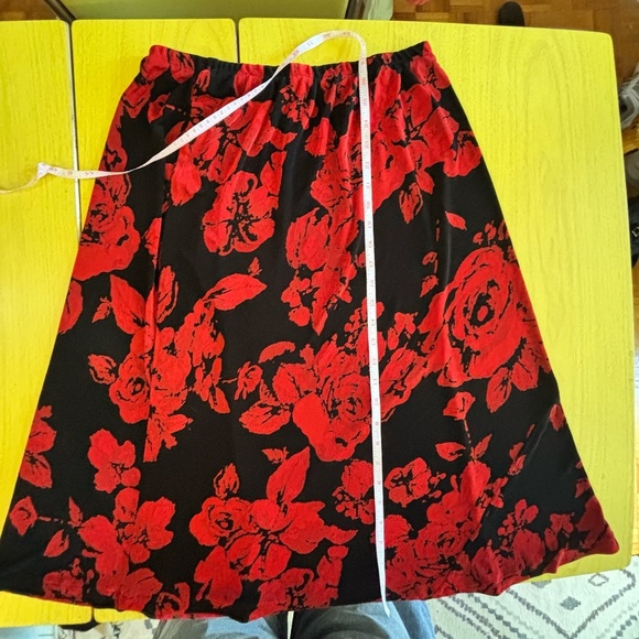 vintage stretchy red and black floral skirt - Picture 3 of 3